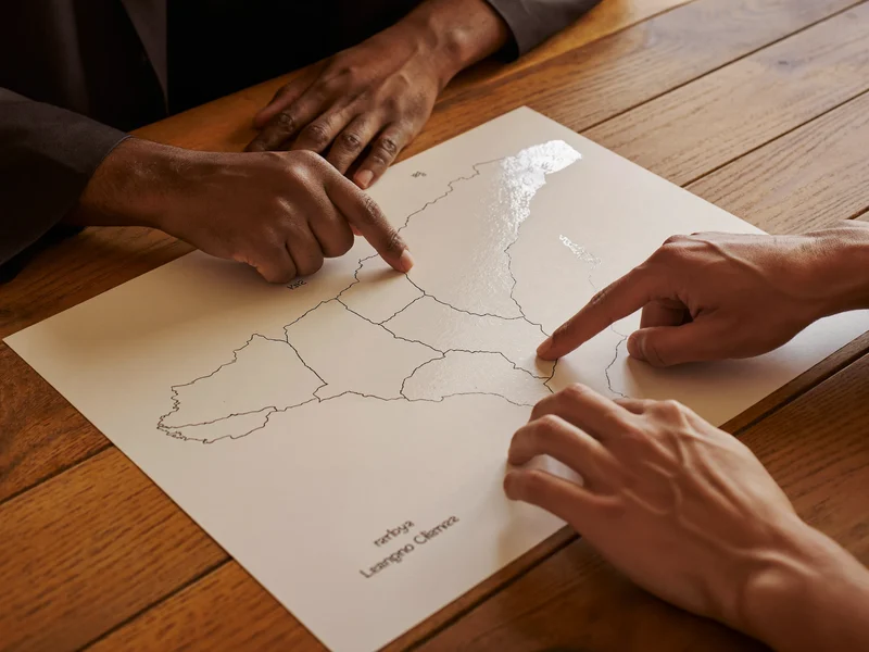 Illustration de mains d'enseignant et d'apprenant pointant une carte vierge de la péninsule Ibérique